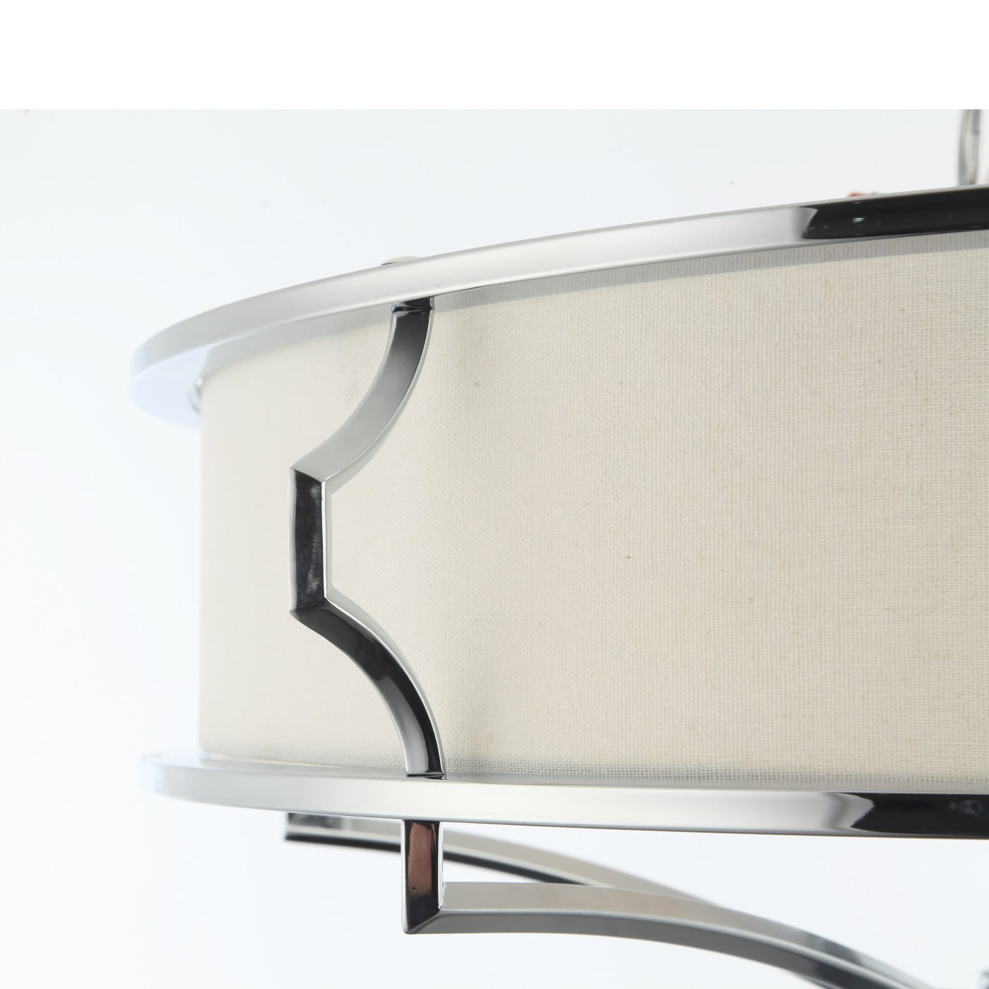 Lampa sufitowa Stesso Cromo S, 4-punktowa, z chromowanym wykończeniem i białym kloszem z materiału. Ujęcie z boku, ukazujące detale konstrukcji oraz kształt elementów mocujących. Prosta, elegancka forma, idealna do nowoczesnych wnętrz.