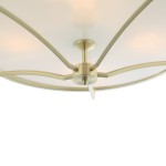 Lampa sufitowa Stesso Gold S w złotym kolorze, z czterema punktami świetlnymi. Kształt okrągły z delikatnymi, metalowymi ramionami i matowym kloszem. Ujęcie z dołu, pokazujące centralny mechanizm montażowy i detale wykończenia.