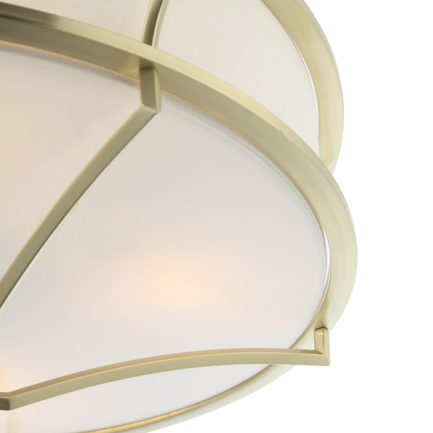 Złota lampa sufitowa Stesso Gold L z sześcioma punktami świetlnymi. Okrągła, z delikatnym białym kloszem, ozdobiona metalową ramą. Widok z góry, ukazujący detal konstrukcji oraz materiał klosza, który rozprasza światło.