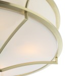 Złota lampa sufitowa Stesso Gold L z sześcioma punktami świetlnymi. Okrągła, z delikatnym białym kloszem, ozdobiona metalową ramą. Widok z góry, ukazujący detal konstrukcji oraz materiał klosza, który rozprasza światło.