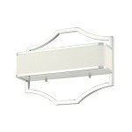 Kinkiet Gerdo Parette Cromo w kolorze chromu, z białym materiałowym kloszem. Ujęcie z przodu, produkt zamocowany na ścianie, z elegancką, zaokrągloną ramą. Widoczne elementy mocujące.