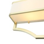 Kinkiet Gerdo Parette Old Gold w kolorze złota satynowego. Lampa ma prostokątny klosz z białym materiałem, zamontowana na eleganckim stelażu. Widoczna ozdobna śrubka. Produkt w pozycji zamontowanej, z widocznym źródłem światła.