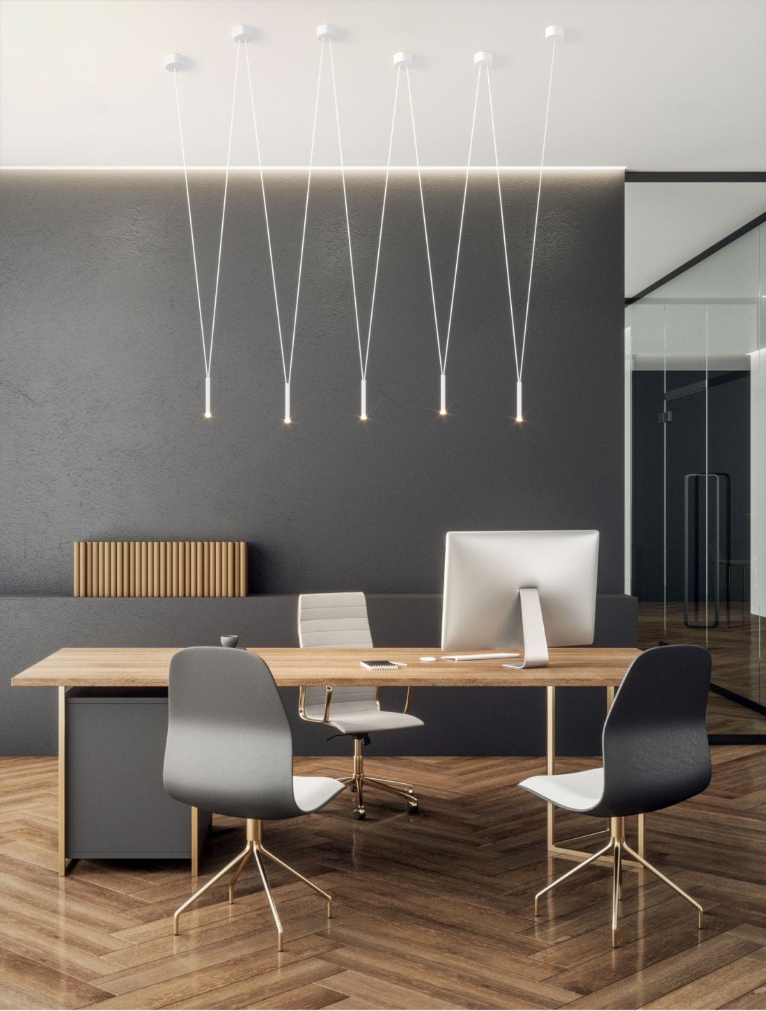 Lampa wisząca Viva V Bianco, pięciopunktowa, w kolorze białym. Zawieszona na cienkich linkach, z minimalistycznymi, cylindrycznymi kloszami, w nowoczesnym biurze z drewnianym biurkiem i ergonomicznie zaprojektowanymi krzesłami.