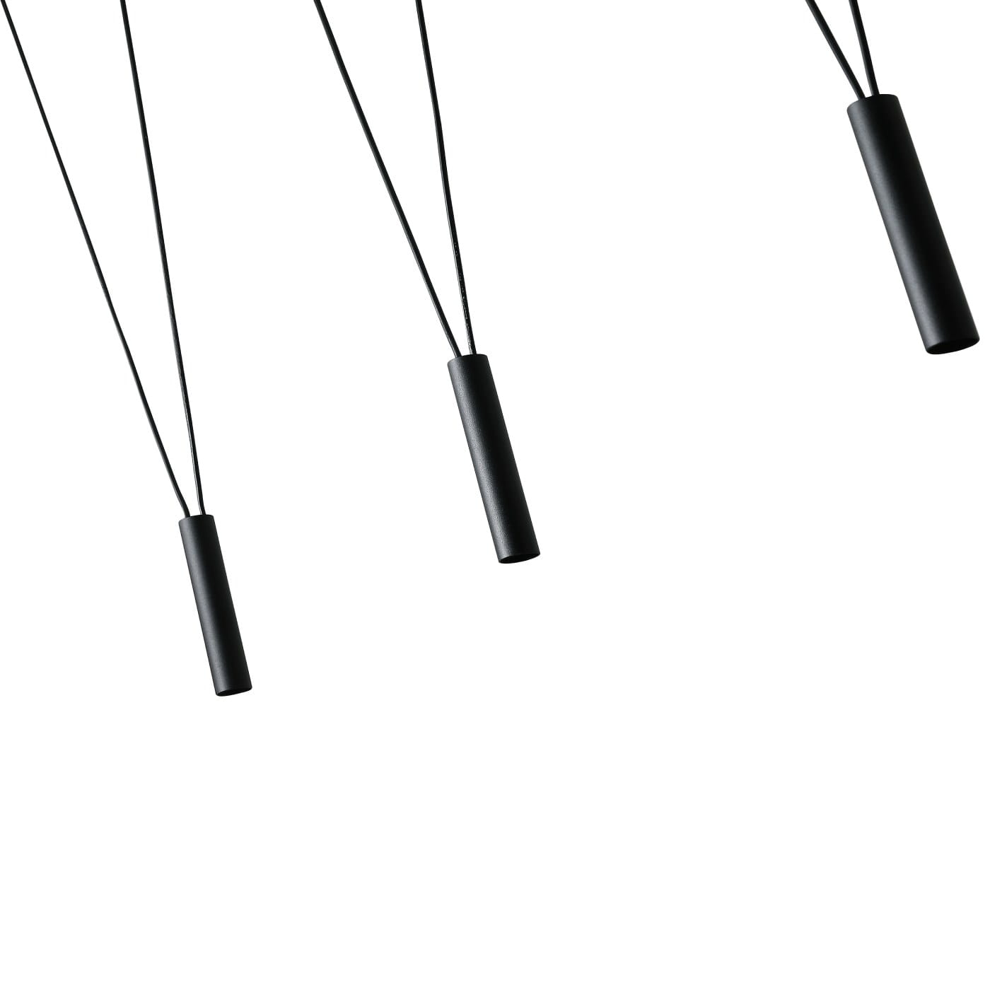 Lampa wisząca Viva III Nero w kolorze czarnym, z trzema cylindrycznymi punktami świetlnymi zawieszonymi na cienkich linkach. Ujęcie z góry, na białym tle, eksponujące minimalistyczny design i równomierne rozmieszczenie źródeł światła.