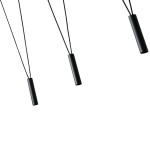 Lampa wisząca Viva III Nero w kolorze czarnym, z trzema cylindrycznymi punktami świetlnymi zawieszonymi na cienkich linkach. Ujęcie z góry, na białym tle, eksponujące minimalistyczny design i równomierne rozmieszczenie źródeł światła.