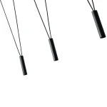 Lampa wisząca Viva V Nero z pięcioma czarnymi punktami świetlnymi. Elementy w formie cylindrów zawieszone na cienkich linkach, prezentowane z góry na jasnym tle. Idealna do nowoczesnych wnętrz.