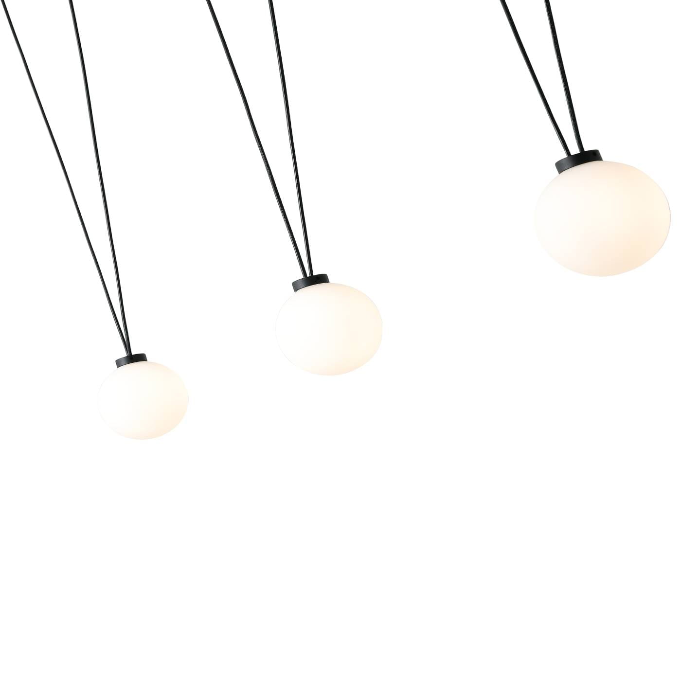 Movo III lampa wisząca 3-punktowa, czarna, z trzema oprawami w kształcie kul o białym, matowym wykończeniu. Lampa zawieszona na długich czarnych przewodach, w kształcie zróżnicowanej wysokości, na białym tle.