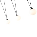 Movo III lampa wisząca 3-punktowa, czarna, z trzema oprawami w kształcie kul o białym, matowym wykończeniu. Lampa zawieszona na długich czarnych przewodach, w kształcie zróżnicowanej wysokości, na białym tle.