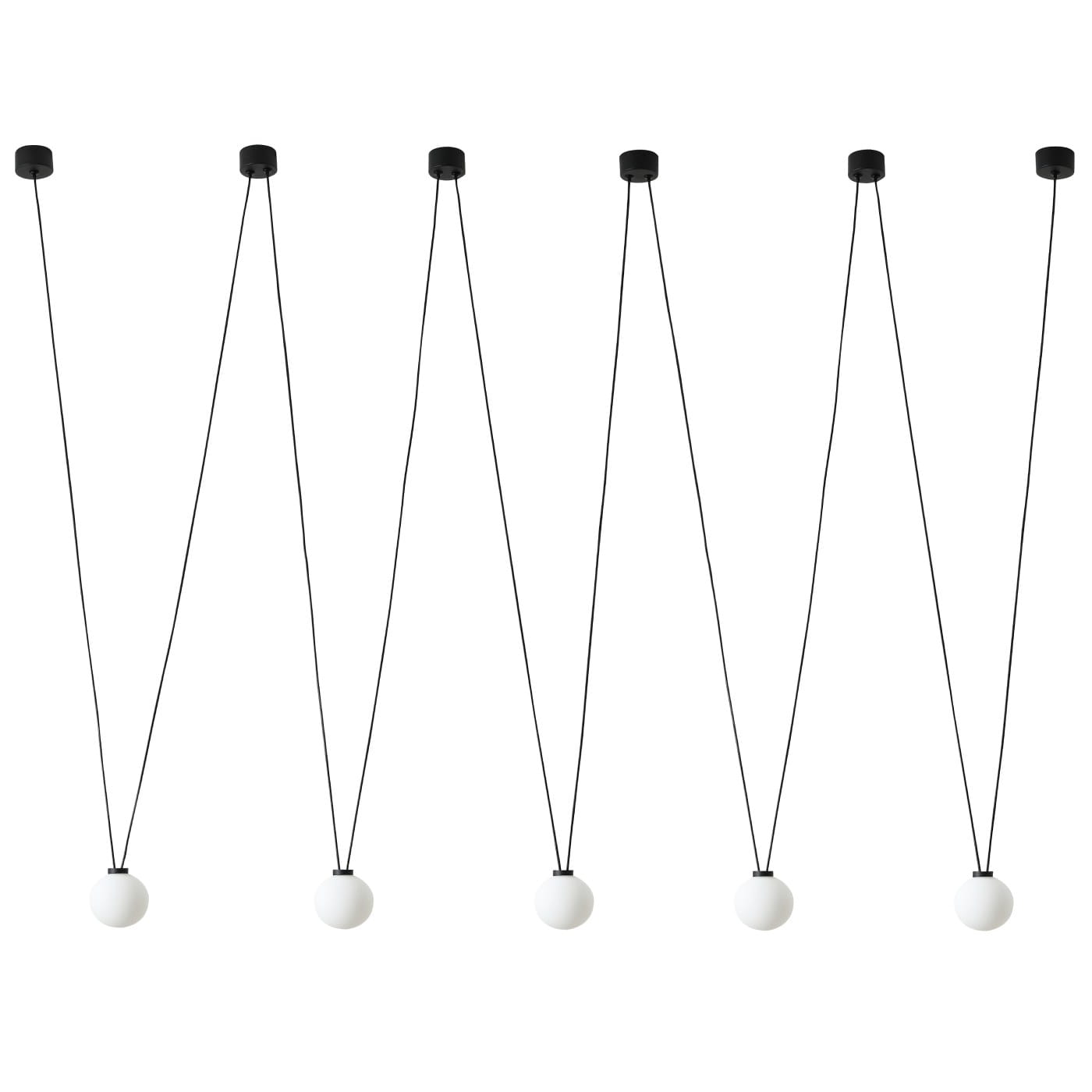 Lampa wisząca Movo V, pięciopunktowa, z czarnymi przewodami i białymi kulistymi kloszami, zawieszona w równych odstępach. Kąt ujęcia frontalny, produkt na jasnym tle.