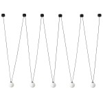 Lampa wisząca Movo V, pięciopunktowa, z czarnymi przewodami i białymi kulistymi kloszami, zawieszona w równych odstępach. Kąt ujęcia frontalny, produkt na jasnym tle.