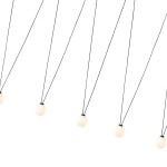 Lampa wisząca Movo VII z siedmioma punktami świetlnymi, czarna, z białymi okrągłymi kloszami. Ujęcie z góry, ukazujące równomiernie zawieszone źródła światła na czarnych linkach, na jasnym tle.