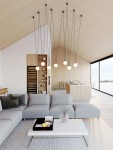 Lampa wisząca Movo VII, 7-punktowa, czarna, z białymi kulkami, zawieszona na cienkich linkach, w aranżacji nowoczesnego wnętrza. Tło z jasnym drewnianym sufitem, meble w minimalistycznym stylu.