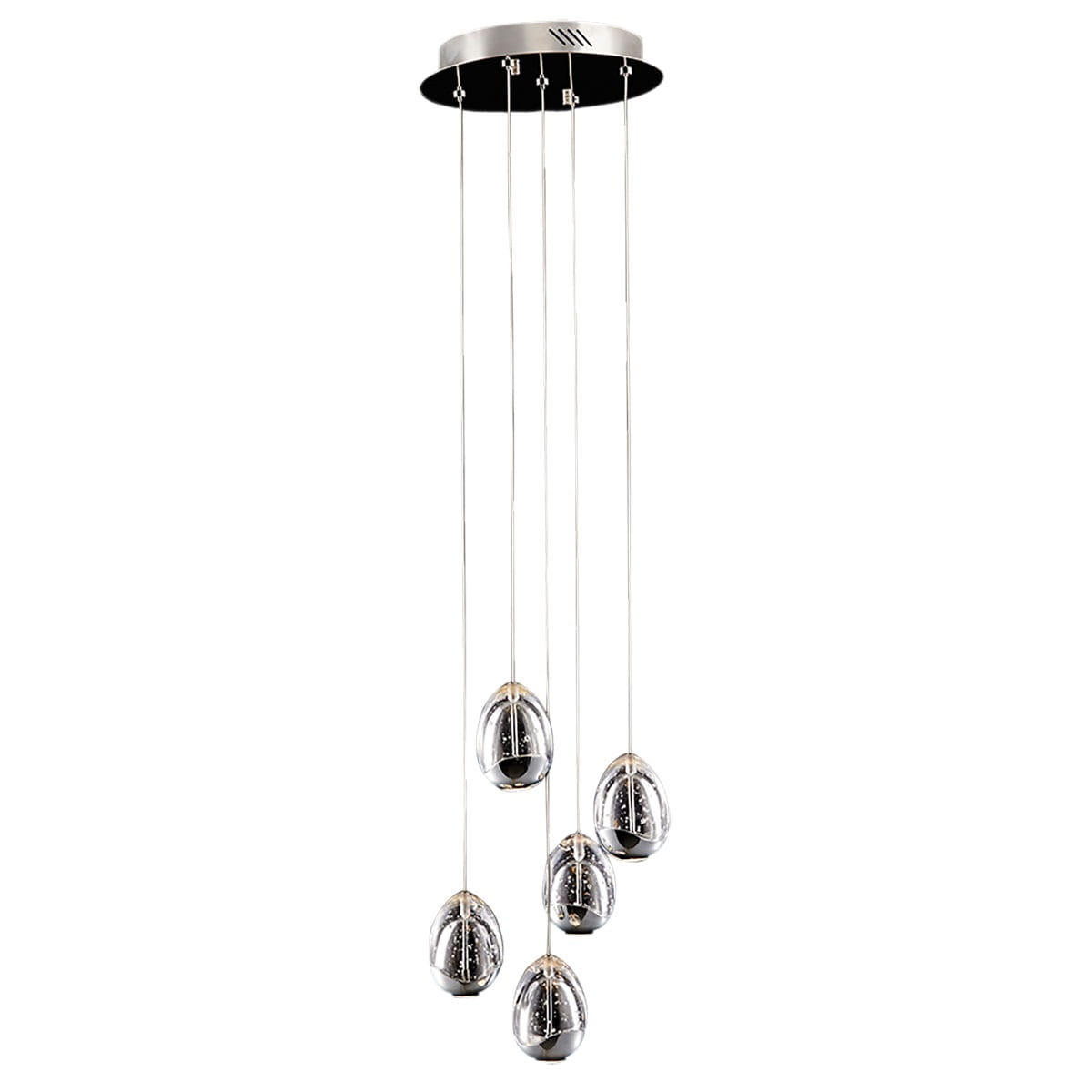 Lampa wisząca Huelto LED 5-punktowa w chromowanym wykończeniu, z pięcioma kulistymi kloszami zawieszonymi na cienkich linkach. Klosze mają metaliczny połysk i są umieszczone na okrągłej podstawie sufitowej.