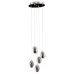Lampa wisząca Huelto LED 5-punktowa w chromowanym wykończeniu, z pięcioma kulistymi kloszami zawieszonymi na cienkich linkach. Klosze mają metaliczny połysk i są umieszczone na okrągłej podstawie sufitowej.
