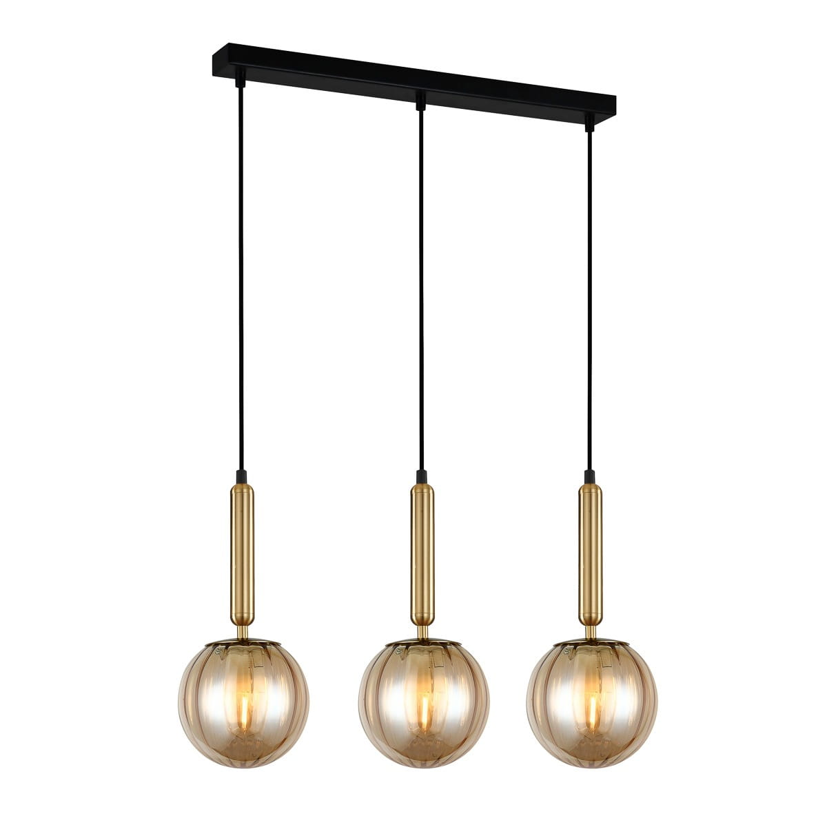 Lampa wisząca Ravena 3-punktowa w kolorze bursztynowym, z trzema szklanymi kloszami w kształcie kul, zawieszonymi na czarnych linkach. Metalowe elementy w kolorze złotym. Montowana na prostokątnej, czarnej podstawie.