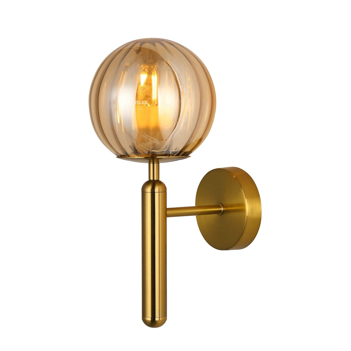 Kinkiet Ravena 1-punktowy w kolorze bursztynowym, z okrągłym kloszem ze szkła i metalowym, złotym uchwytem. Ujęcie z boku, produkt zamontowany na ścianie. Widoczne źródło światła wewnątrz klosza.