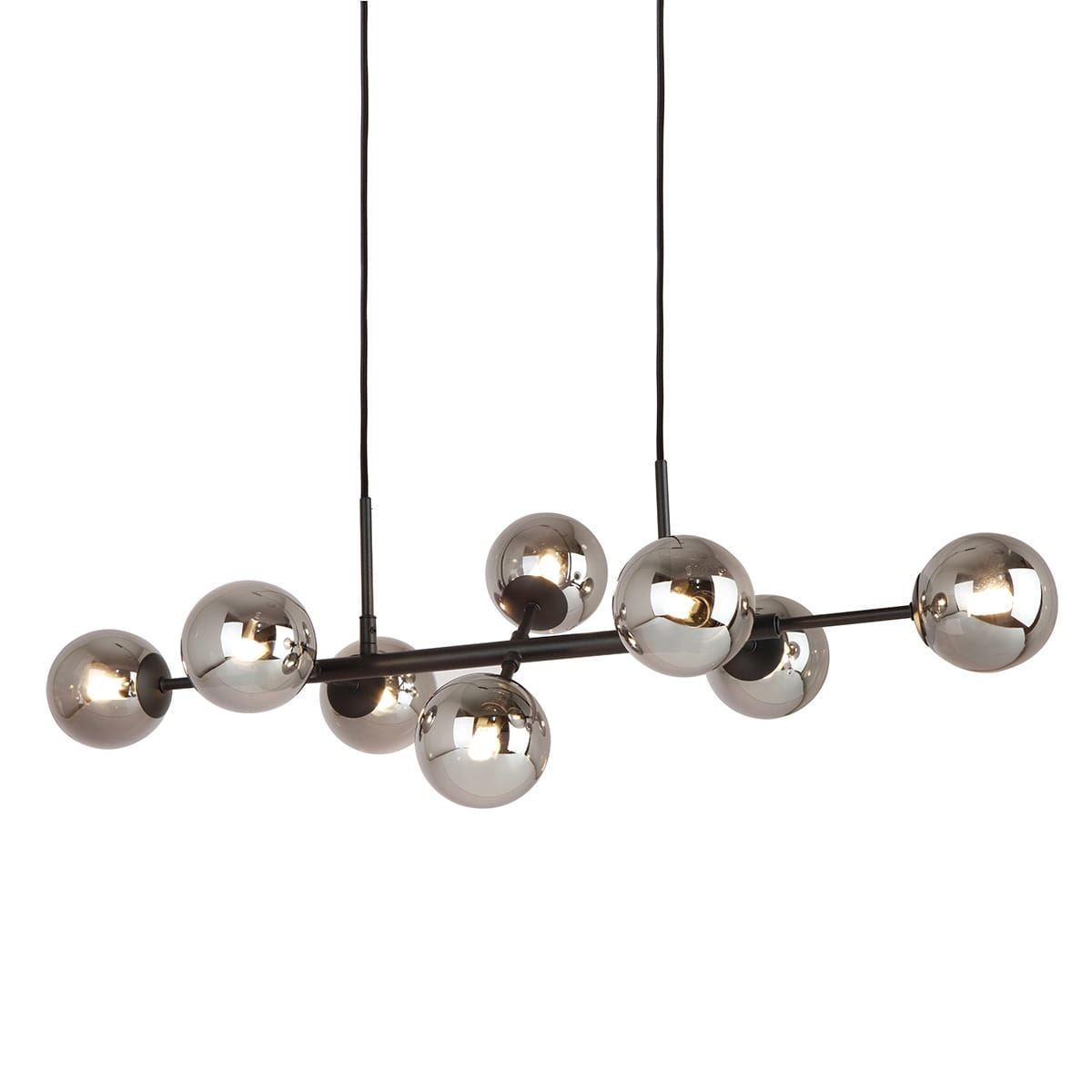Lampa wisząca Erimida 8-punktowa w kolorze czarnym z metalowymi, odbijającymi światło kulami. Ułożona w poziomie, z wiszącymi przewodami, zapewnia nowoczesny wygląd. Osiem żarówek umieszczonych na długich ramionach tworzy unikalny efekt świetlny.