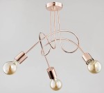 Lampa wisząca Tango 3-punktowa w kolorze miedzi z trójwymiarową konstrukcją. Posiada trzy źródła światła w stylowych oprawach, zawieszone na dekoracyjnych, zakrzywionych przewodach. Montaż sufitowy, na jednolitym tle.