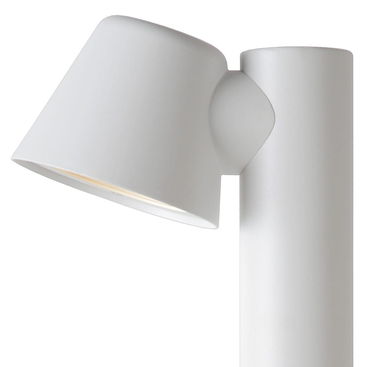 Lampa ogrodowa Dingo H70, stojąca, 1-punktowa, w kolorze białym. Klosz z lekkim nachyleniem, wykonany z matowego materiału. Prosta, cylindryczna podstawa. Widoczna oprawa oświetleniowa, idealna do użytku zewnętrznego.