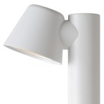 Lampa ogrodowa Dingo H70, stojąca, 1-punktowa, w kolorze białym. Klosz z lekkim nachyleniem, wykonany z matowego materiału. Prosta, cylindryczna podstawa. Widoczna oprawa oświetleniowa, idealna do użytku zewnętrznego.