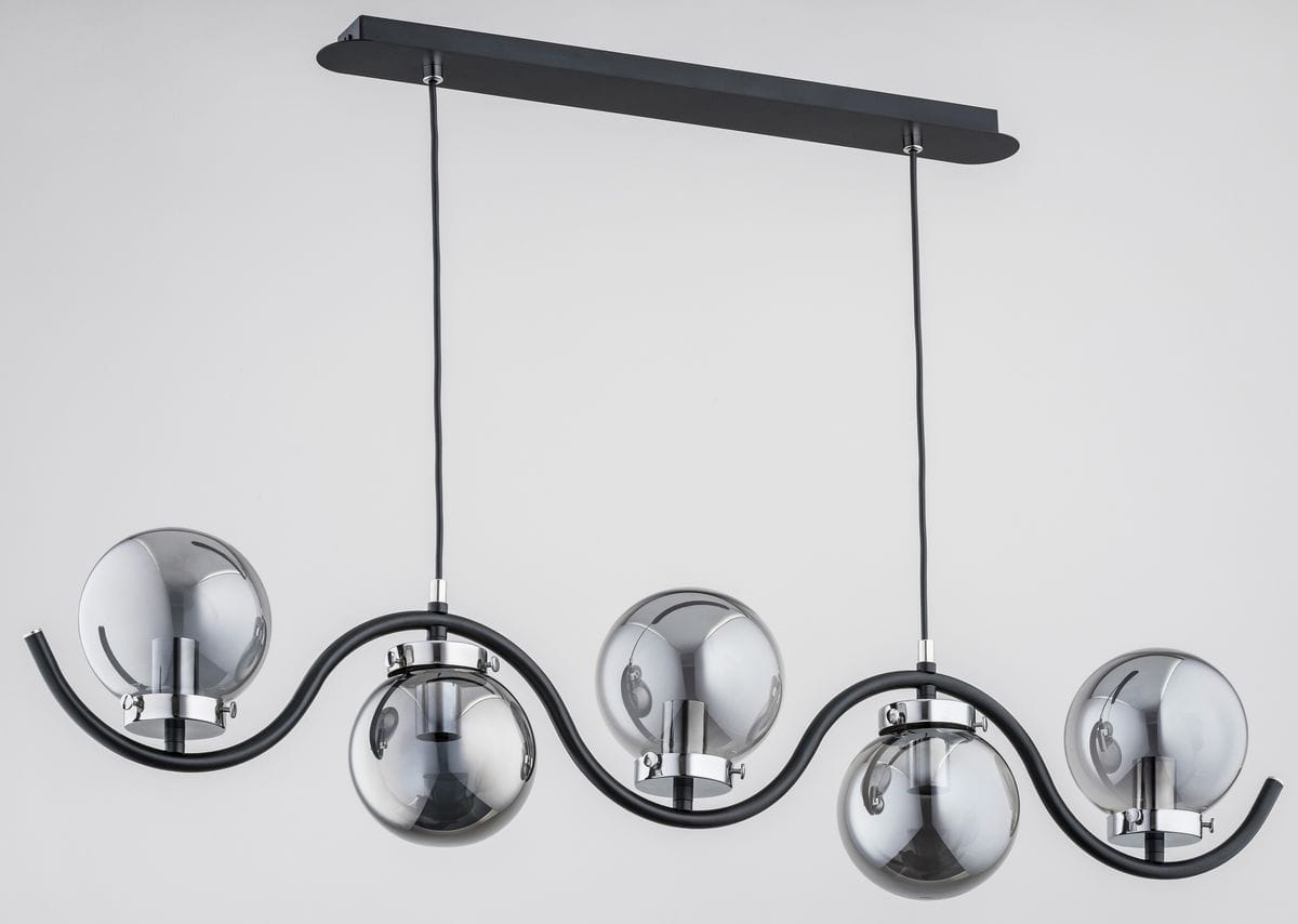 Lampa wisząca Korda 5-punktowa w chromowanej obudowie, z pięcioma okrągłymi kloszami w kolorze szarym. Ułożona na czarnej podstawie, z elastycznymi przewodami, prezentująca nowoczesny design. Produkt zawieszony w poziomie.