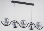 Lampa wisząca Korda 5-punktowa w chromowanej obudowie, z pięcioma okrągłymi kloszami w kolorze szarym. Ułożona na czarnej podstawie, z elastycznymi przewodami, prezentująca nowoczesny design. Produkt zawieszony w poziomie.