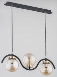 Lampa wisząca Korda 3-punktowa w złotym wykończeniu. Posiada trzy przezroczyste klosze w kształcie kul, zawieszone na czarnych przewodach. Metalowy uchwyt w kształcie fali, montowany do sufitu. Całość na jasnym tle.