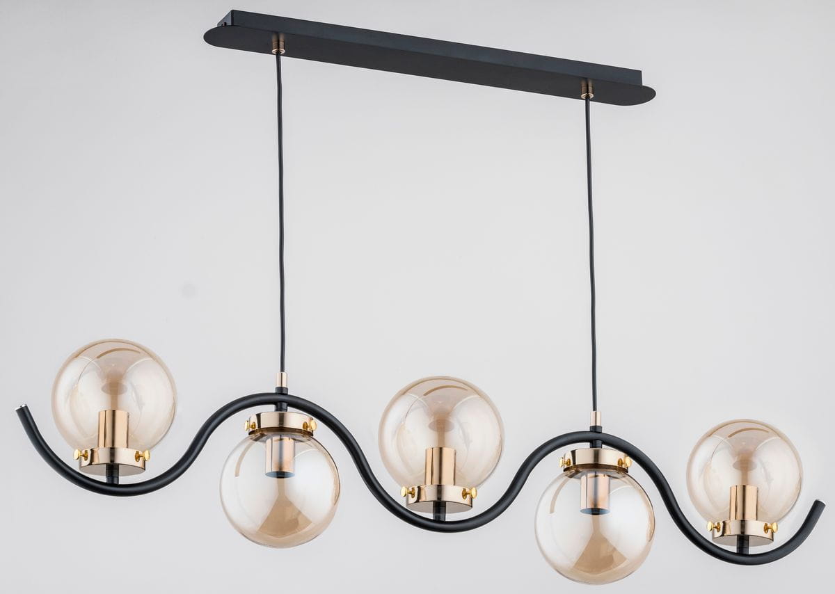 Lampa wisząca Korda 5-punktowa w kolorze złotym, z pięcioma okrągłymi kloszami z przezroczystego szkła, montowana na czarnej, falistej konstrukcji. Ujęcie frontalne, wisząca, na białym tle.