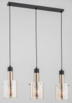 Lampa wisząca Bella 3-punktowa z metalowymi, złotymi elementami i przezroczystymi kloszami. Ułożona podwieszona na czarnym stelażu, z trzema źródłami światła w równych odstępach. Kable w czarnym kolorze. Tło jasnoszare.