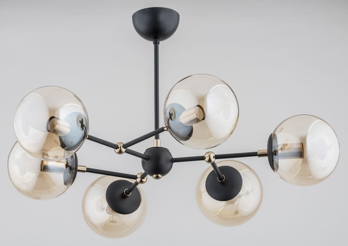 Lampa wisząca Itoris 6-punktowa z czarnym metalowym stelażem i sześcioma szklanymi kloszami w odcieniu złotego brązu. Ujęcie z góry, pokazujące równomierne rozmieszczenie kloszy. W tle jednolite, jasne.