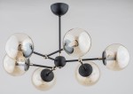 Lampa wisząca Itoris 6-punktowa z czarnym metalowym stelażem i sześcioma szklanymi kloszami w odcieniu złotego brązu. Ujęcie z góry, pokazujące równomierne rozmieszczenie kloszy. W tle jednolite, jasne.