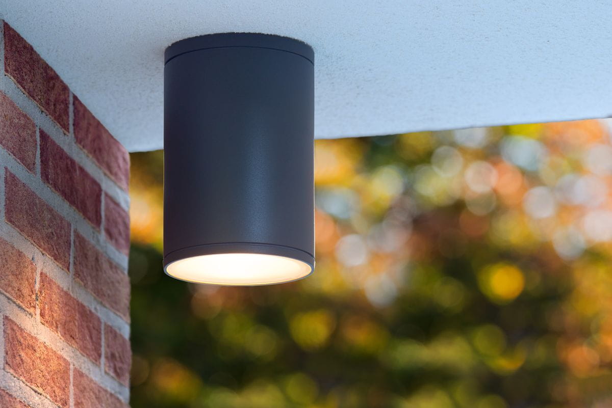 Tubix lampa sufitowa elewacyjna 1-punktowa w kolorze antracytowym, o cylindrycznym kształcie, zamontowana pod sufitem.