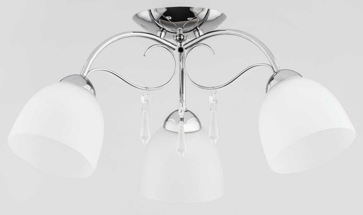Lampa sufitowa Nata 3-punktowa, z metalową podstawą w kolorze chromu, posiada trzy matowe, białe klosze. Elementy dekoracyjne w postaci przezroczystych kryształków zwisają z podstawy. Produkt widoczny z przodu, w całości.