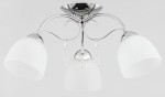 Lampa sufitowa Nata 3-punktowa, z metalową podstawą w kolorze chromu, posiada trzy matowe, białe klosze. Elementy dekoracyjne w postaci przezroczystych kryształków zwisają z podstawy. Produkt widoczny z przodu, w całości.