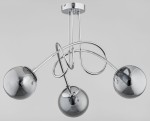 Lampa wisząca Tango Glass 3-punktowa z chromowanym stelażem i trzema szklanymi kloszami w ciemnoszarym kolorze. Ułożona w sposób dynamiczny, z widocznymi zakrzywionymi ramionami. Tło jasnoszare, minimalistyczne.
