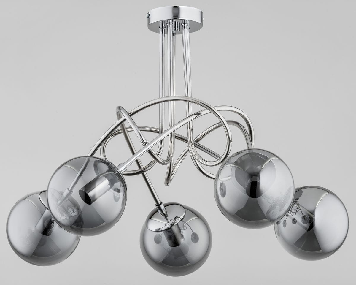 Lampa wisząca Tango Glass 5-punktowa z metalowym chromowanym stelażem i pięcioma szklanymi kulami w odcieniu ciemnoszarym. Produkt zawieszony na prostym, poziomym stelażu, z dynamicznie ułożonymi elementami.