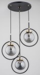 Akira lampa wisząca 3-punktowa w kolorze czarnym i złotym, z trzema szklanymi kloszami w formie kul, zawieszona na czarnych linkach. Klosze osadzone w złotych oprawach, z okrągłymi metalowymi elementami. Całość montowana do sufitu.