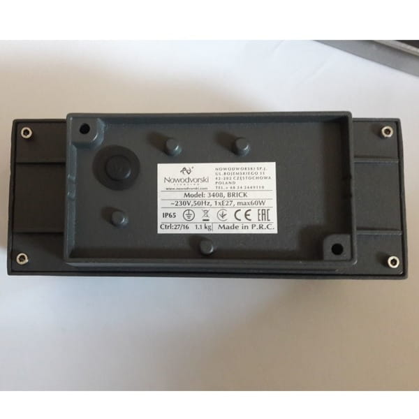 Kinkiet elewacyjny Brick 1-punktowy, model 3408, w kolorze szarym. Widoczna tabliczka znamionowa z informacjami o napięciu (230V) i maksymalnej mocy (60W). Ujęcie z góry, produkt leżący na białym tle.