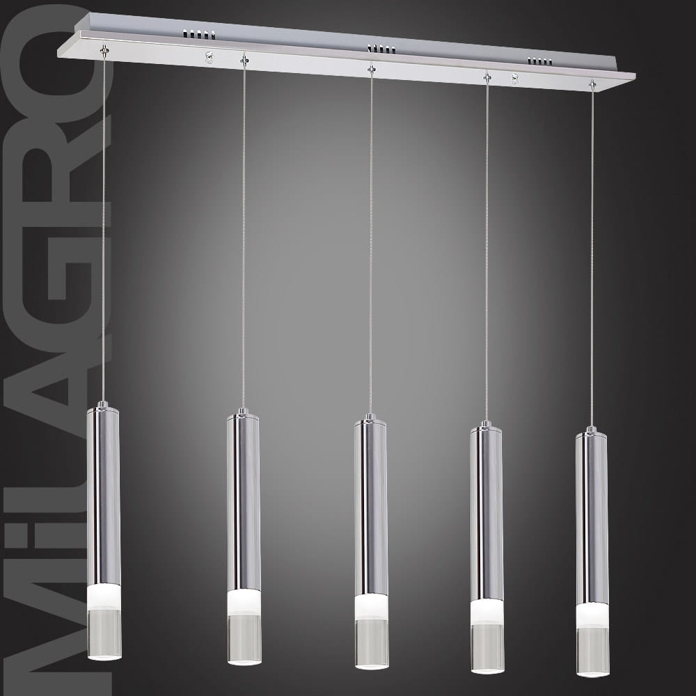 Lampa wisząca Ice LED 5-punktowa, z metalowym, chromowanym stelażem oraz pięcioma cylindrycznymi kloszami z białym akrylem. Klosze zawieszone na cienkich linkach, w układzie równoległym, na ciemnym tle.