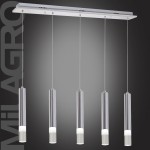 Lampa wisząca Ice LED 5-punktowa, z metalowym, chromowanym stelażem oraz pięcioma cylindrycznymi kloszami z białym akrylem. Klosze zawieszone na cienkich linkach, w układzie równoległym, na ciemnym tle.