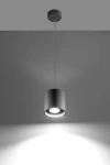 Szara lampa wisząca Orbis 1-punktowa, cylindryczny kształt, zawieszona na cienkim przewodzie, emitująca światło w dół. Prosta konstrukcja, metalowa powierzchnia, minimalistyczny design, montaż sufitowy. Tło w odcieniach szarości.