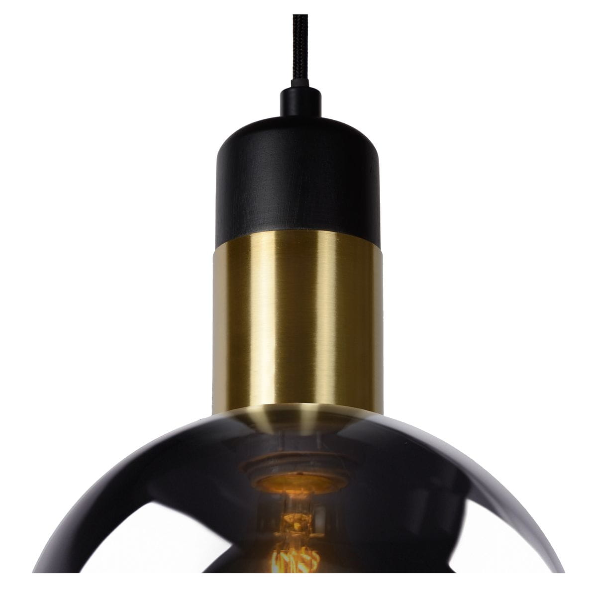 Lampa wisząca Julius D28 w czarnej obudowie z metalowym złotym wykończeniem. Zbliżenie na detal klosza w dymionym szkle, z widoczną żarówką. Kąt ujęcia z góry, produkt zawieszony na czarnym przewodzie.
