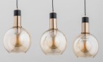 Lampy wiszące Maya 3-punktowe w złotym kolorze, z przezroczystymi kulistymi kloszami. Ułożone w rząd, z czarnymi podstawami i widocznymi żarówkami. Tło jasnoszare, co podkreśla elegancję lamp.