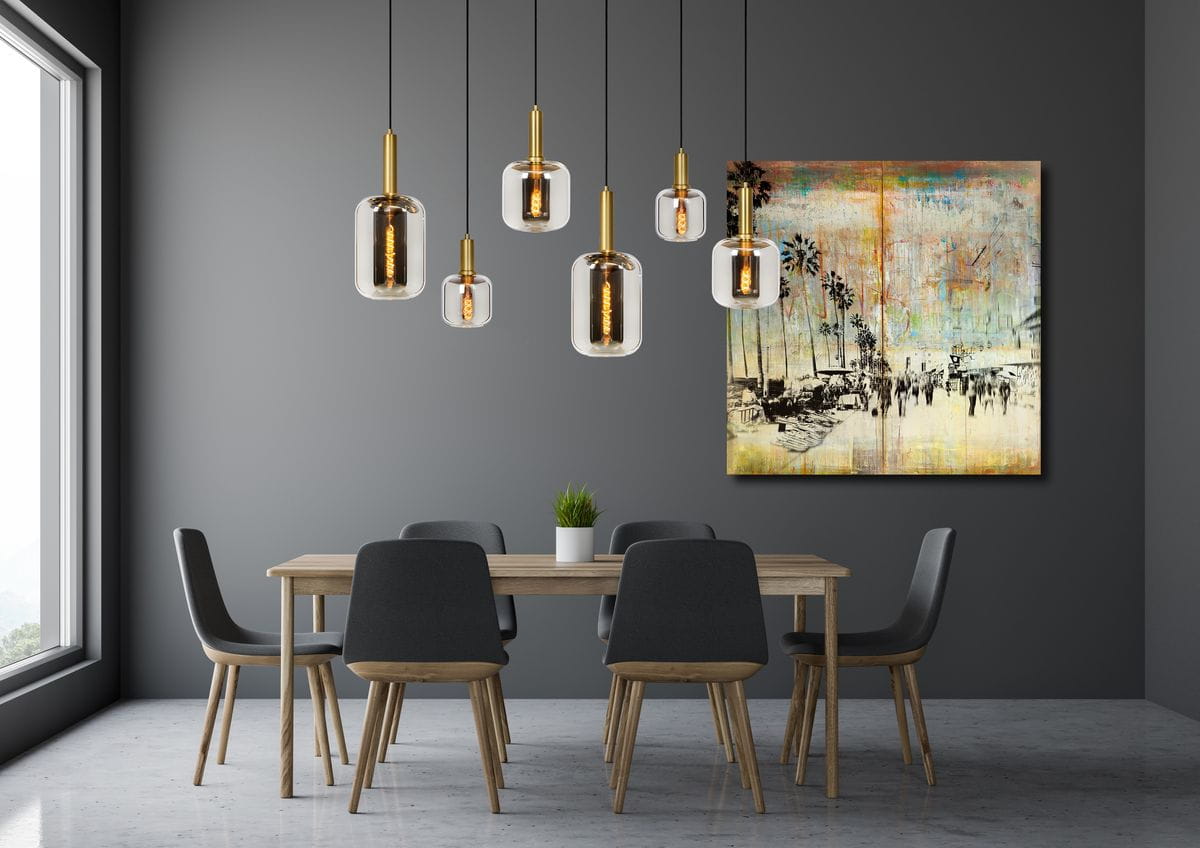 Lampa wisząca Joanet, 6-punktowa, czarna, z przezroczystymi kloszami. Zawieszona na długich kablach, w aranżacji jadalni na tle szarej ściany. Widoczne drewniane krzesła i stół, oraz obraz na ścianie.