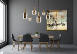 Lampa wisząca Joanet, 6-punktowa, czarna, z przezroczystymi kloszami. Zawieszona na długich kablach, w aranżacji jadalni na tle szarej ściany. Widoczne drewniane krzesła i stół, oraz obraz na ścianie.