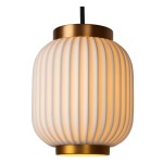Lampa wisząca Gosse 3-punktowa w kolorze czarnym. Okrągła, z matowego szkła w białym kolorze z delikatnymi żłobieniami. Metalowy, złoty stelaż u góry. Zawieszona na czarnym przewodzie, w zbliżeniu na detal lampy. Idealna do nowoczesnych wnętrz.