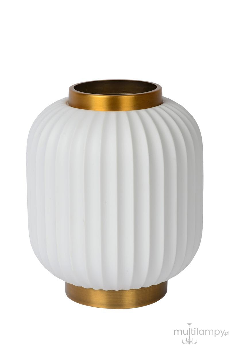 Lampka stołowa Gosse H23,8 cm, mosiężna, z białym, żłobkowanym kloszem. Ujęcie z boku, prezentująca zaokrąglony kształt i złotą obręcz u góry. Stoi na mosiężnej podstawie, na jednolitym tle.