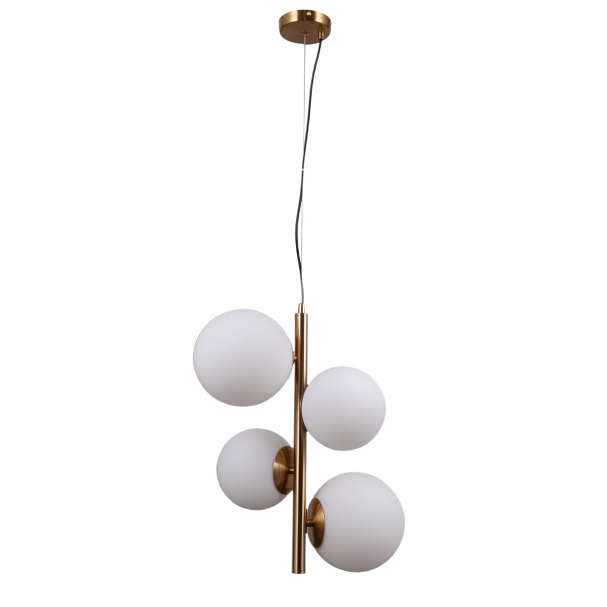 Lampa wisząca Riga 4-punktowa, złota, z czterema białymi, okrągłymi kloszami z matowego szkła. Produkt zawieszony na cienkim przewodzie, z okrągłym, złotym mocowaniem sufitowym. Ujęcie z boku, ukazujące nowoczesny design.