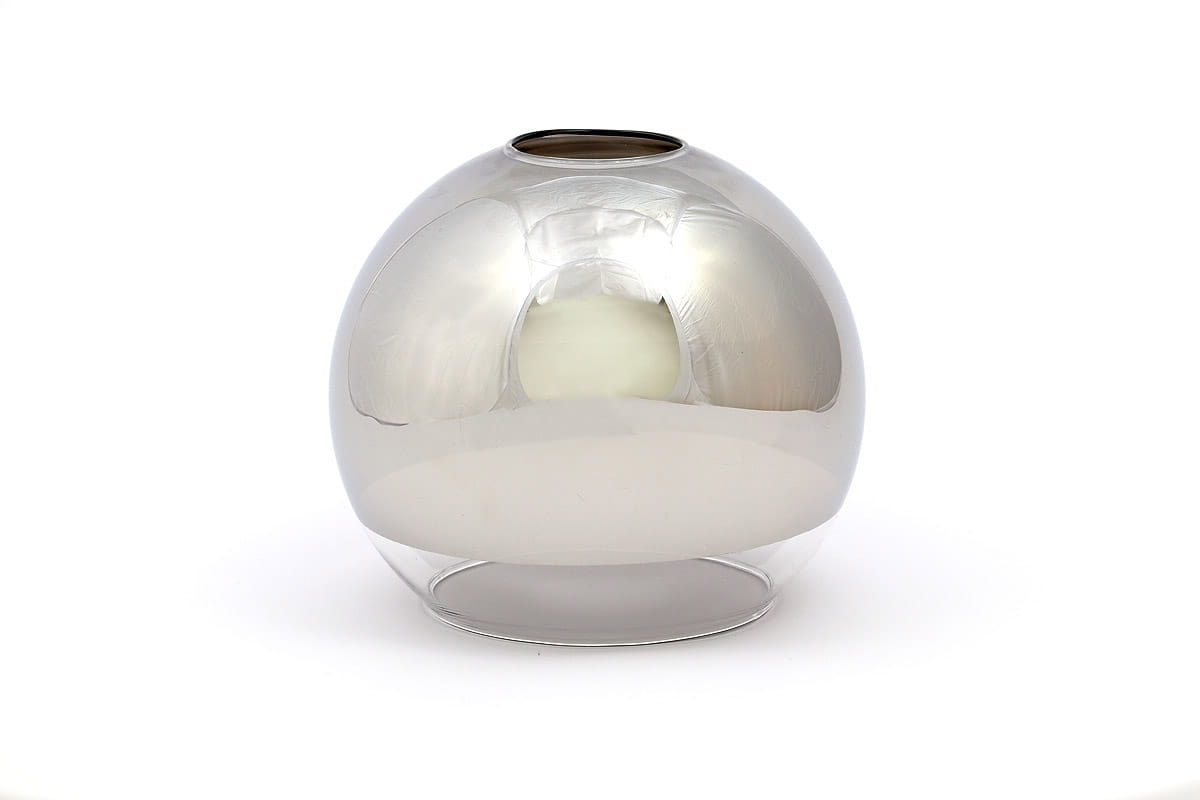 Klosz szklany Leo w kształcie kuli o średnicy 140 mm, wykonany z przezroczystego, chromowanego szkła. Produkt prezentowany z boku, z widocznym otworem u góry. Powierzchnia błyszcząca, gładka, bez dodatkowych zdobień. Tło białe.