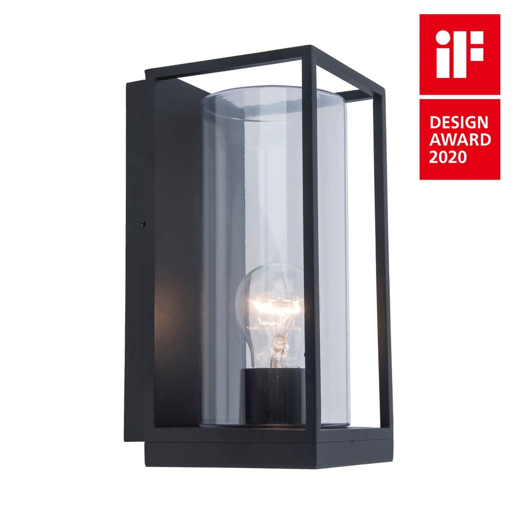 Kinkiet elewacyjny Flair 1-punktowy o czarnej metalowej ramie, w której umieszczono przezroczystą szklaną osłonę. Widoczna żarówka wewnątrz. Produkt zamontowany na ścianie, prezentowany z boku. W tle widoczna etykieta DESIGN AWARD 2020.